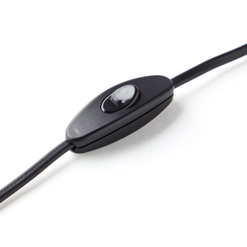 Primo 23cm Mørkegrå bordlampe Fra Brilliant - Den er laget av tekstil og keramikk og gir et behagelig lys.