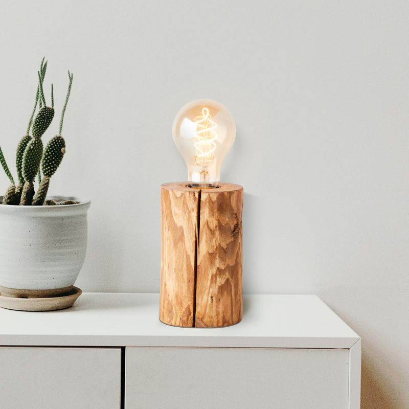Trabo 15cm Tre bordlampe Fra Brilliant - Trabo er en allsidig bordlampe som passer like godt som stemningsbelysning på nattbordet som som aksentbelysning i stuen.