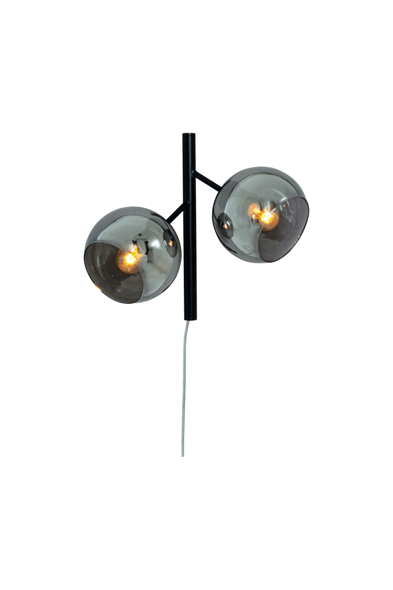 Atom 33cm Røykgrå vegglampe Fra Aneta Lighting - Atom er en moderne vegglampe med to vakkert r&oslash;kte glasskopper.