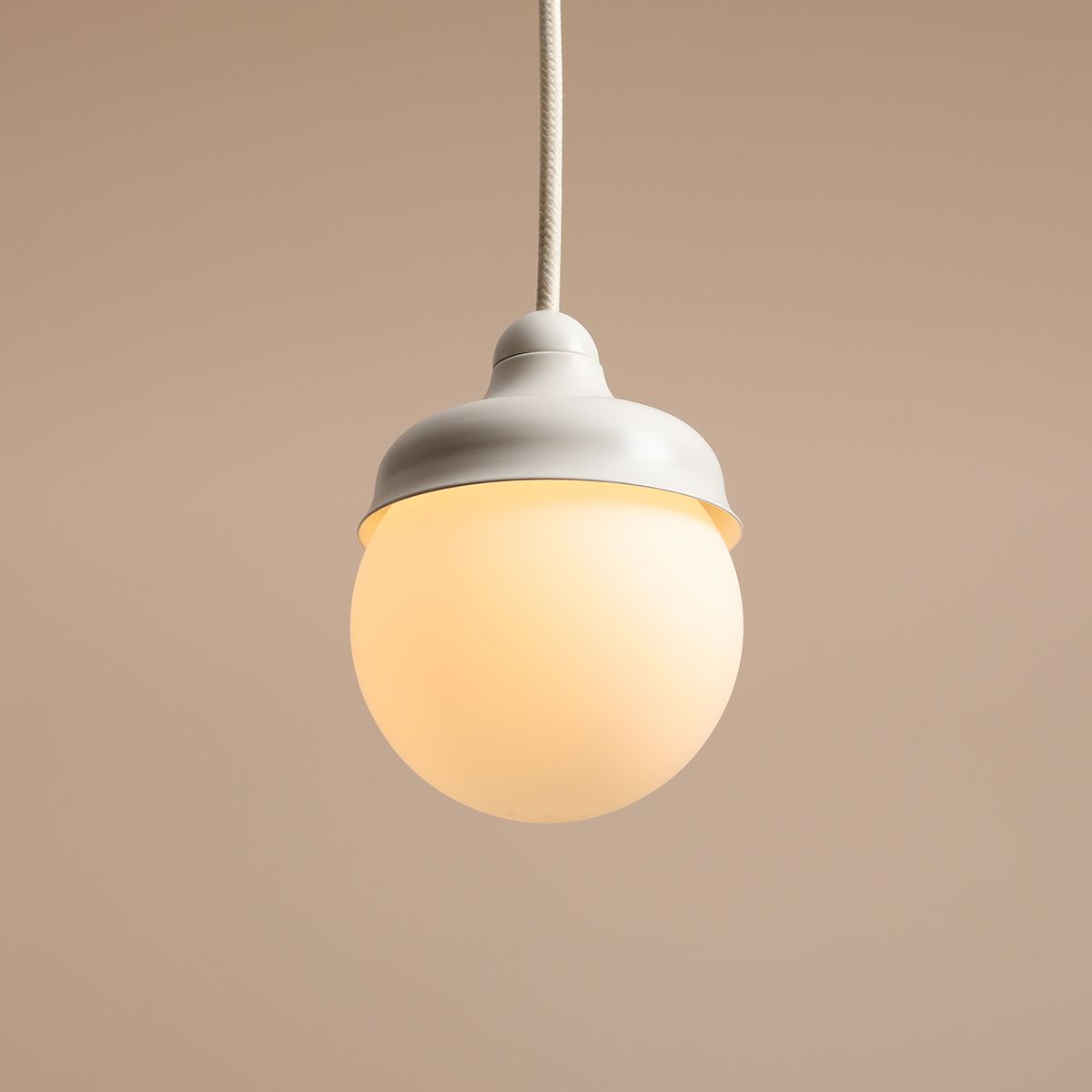 Wave Ø17 Kremet hvit Taklampe Fra Artera - Wave er et moderne anheng med retrodesign laget av metall og opalt glass.