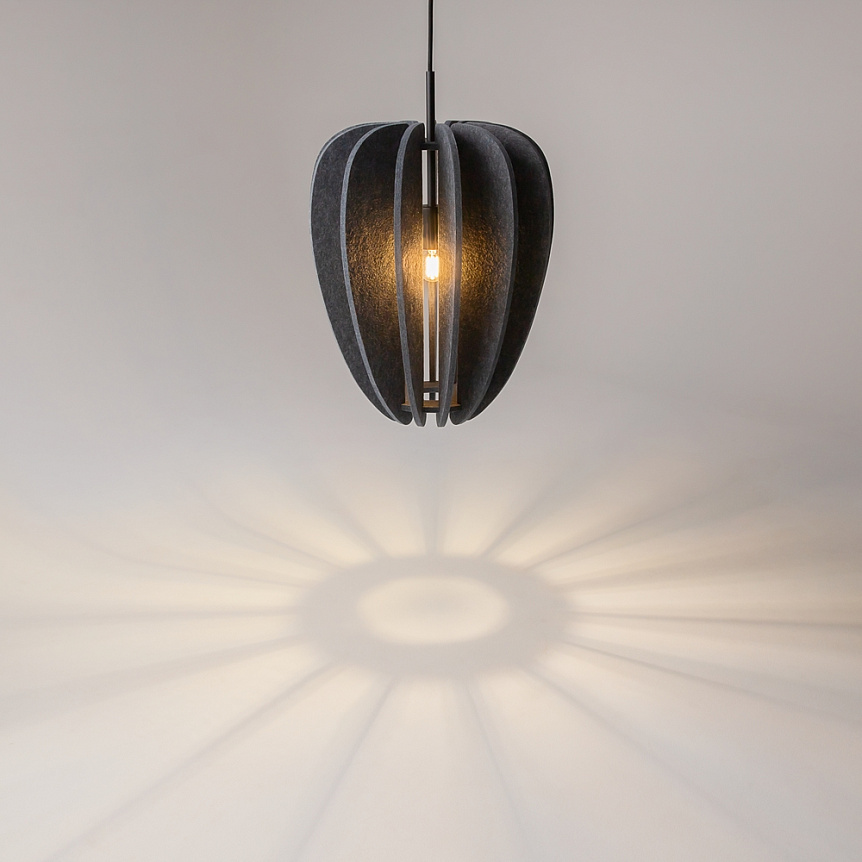 Cambio Ø35 Mørk grå Taklampe Fra Maytoni - Serien finnes i flere farger og former og kan henges i h&oslash;ye rom takket v&aelig;re den 3 meter lange kabelen &ndash; Perfekt for kreative lysinstallasjoner som gjenspeiler stemningen i rommet.