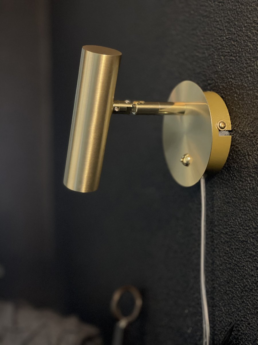 Artic Matt messing leselampe Fra Aneta Lighting - Kan dimmes med en str&oslash;mbryter p&aring;; veggplaten.