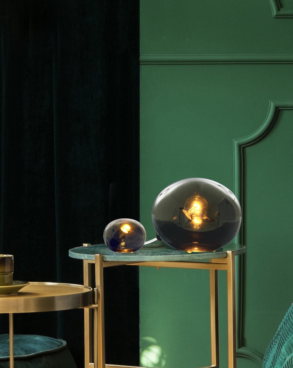 Globus 10cm Røykfarget bordlampe Fra Aneta Lighting - Globus bordlampe i r&oslash;kt glass med en lyskilde inni glasskulen som gir et dekorativt og behagelig lys.