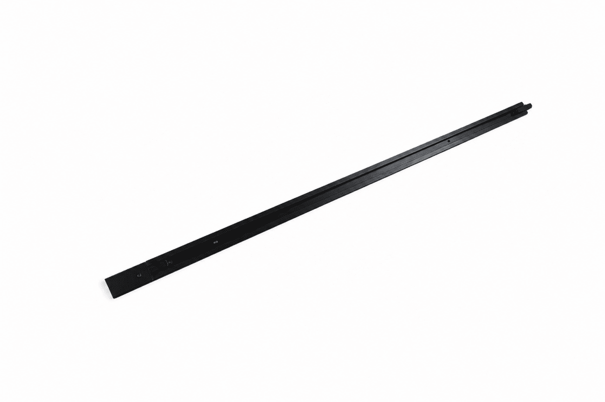 Zoom bilde av Forma Skinne 1m Svart Fra Nordic Lighting - Denne skinnen inkluderer 1 kontakt, 1 rett skj&oslash;t for tilkobling av flere skinner og 1 endestykke.