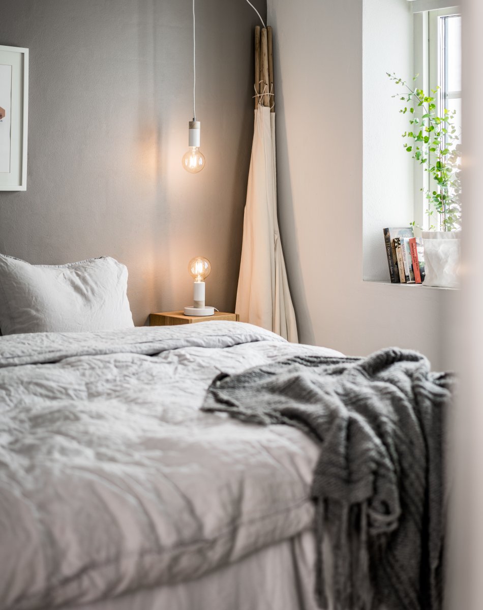 Spartan Ø5 Hvit vinduslampe Fra Cottex - Perfekt for plassering i vinduet eller i et m&oslash;rkt hj&oslash;rne hvor den skaper en myk og dekorativ belysning.