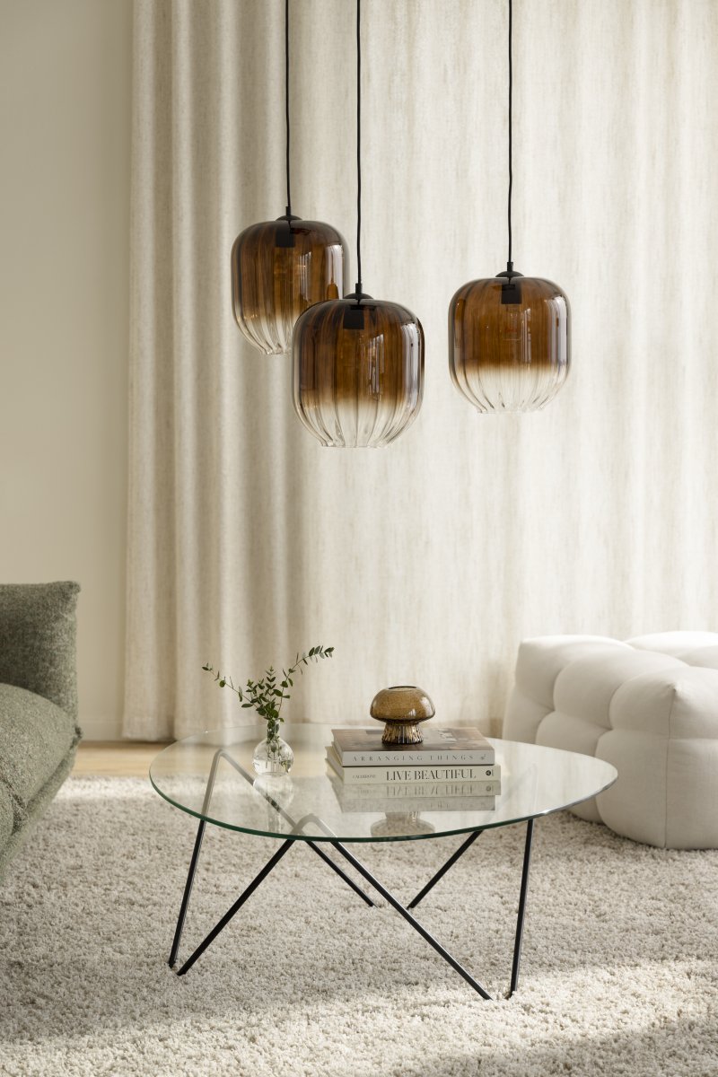 Haze Ø25 Brun Taklampe Fra Globen Lighting - Haze er en vakker pendellampe med munnbl&aring;st glass som er riflet p&aring; innsiden, noe som skaper et vakkert lysspill n&aring;r lampen er tent.