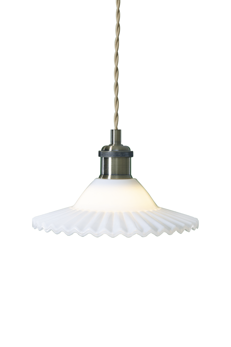 Silvia Ø22 Antikk messing/hvit vinduslampe Fra Aneta Lighting - Vinduslampen Silvia i romantisk vintage-stil er en fin interiørdetalj som fungerer like bra i klassiske, landlige og moderne hjem.