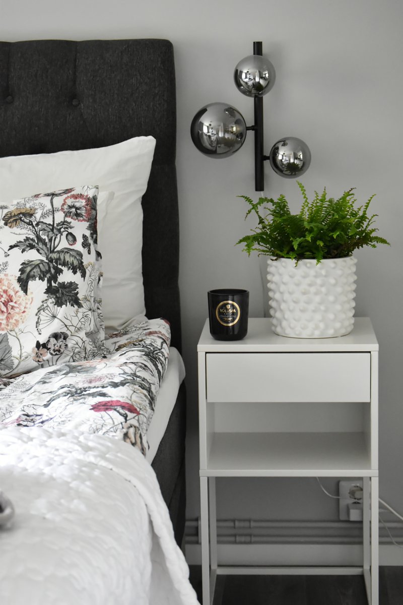 Molekyl 36cm Røykgrå vegglampe Fra Aneta Lighting - Den er laget av svart metall og har skjermer i røykfarget glass som sprer et mykt og behagelig lys.