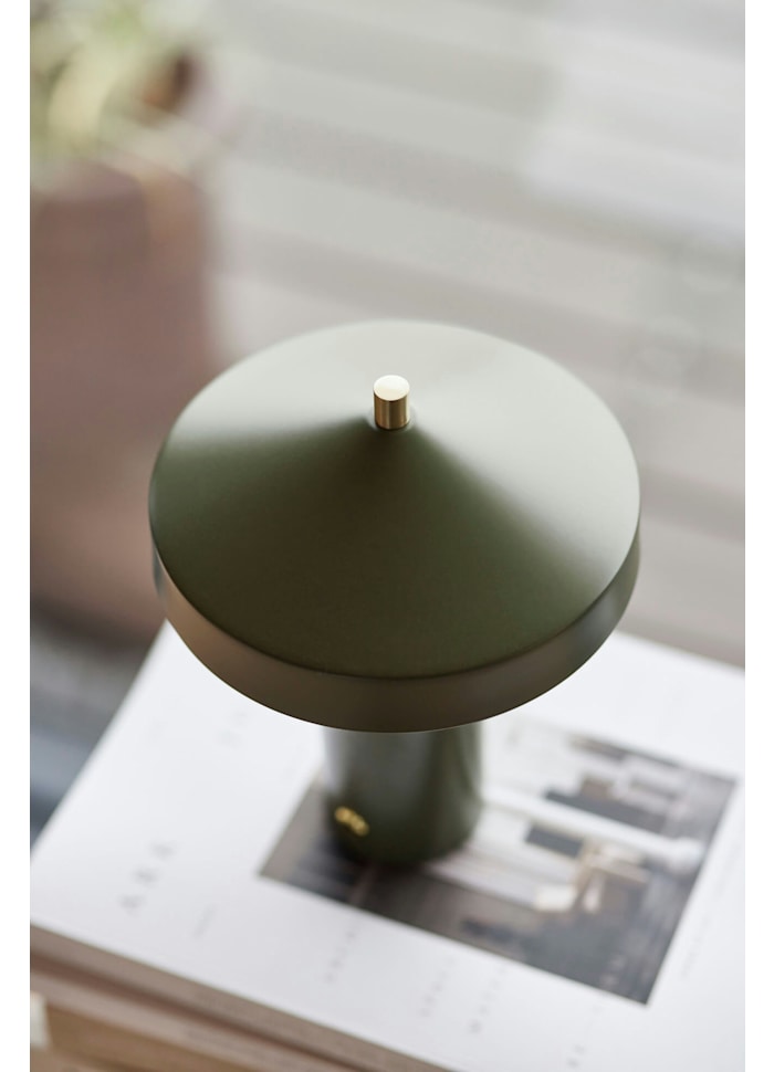 Hatto 25cm Grønn bærbar Fra OYOY - Med en dimbar funksjon i tre niv&aring;er og energieffektiv LED gir den justerbart og komfortabelt lys for ulike behov.