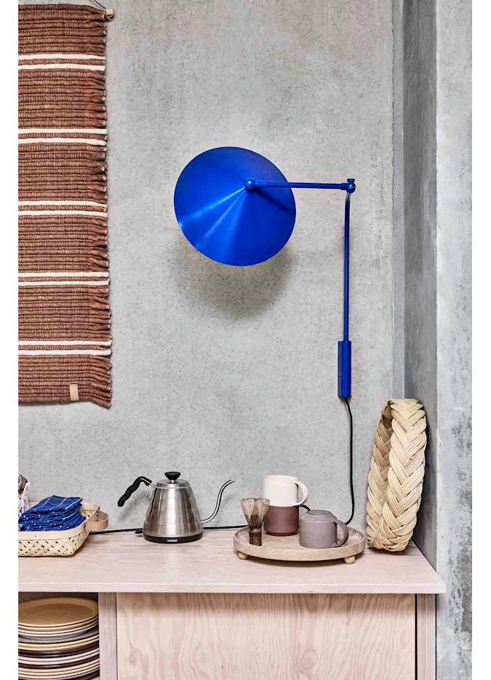 Kasa 60cm Blå vegglampe Fra OYOY - Bruk Kasa som nattbordslampe, som arbeidsbelysning på kontoret eller som et dekorativt lyspunkt i stuen – lampen skaper alltid den rette atmosfæren.