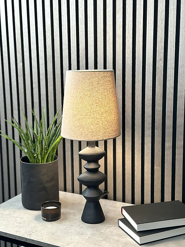 Nina 54cm Svart bordlampe Fra Aneta Lighting - Den modernistiske bordlampen Nina med sine interessante former blir en lettplassert og vakker detalj i hjemmet ditt.