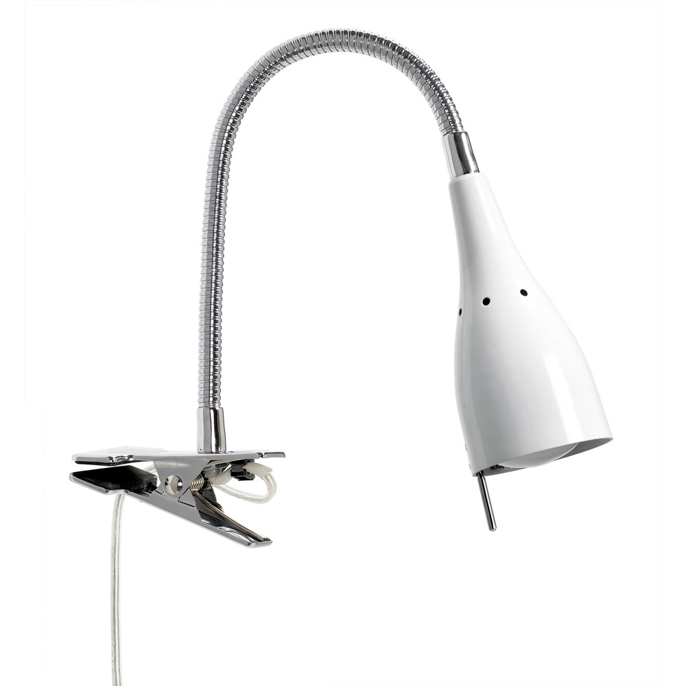 Tanum Hvit klemmelampe Fra Armaturhantverk - Med den justerbare flexarmen kan du enkelt rette lyset, perfekt for fiksering eller arbeid.