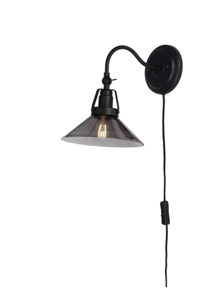 Skomakerlampe Ø20 Svart vegglampe Fra Cottex - Kombinasjonen av svart metall og r&oslash;kt glass skaper en eleganse og gir fin lysspredning.