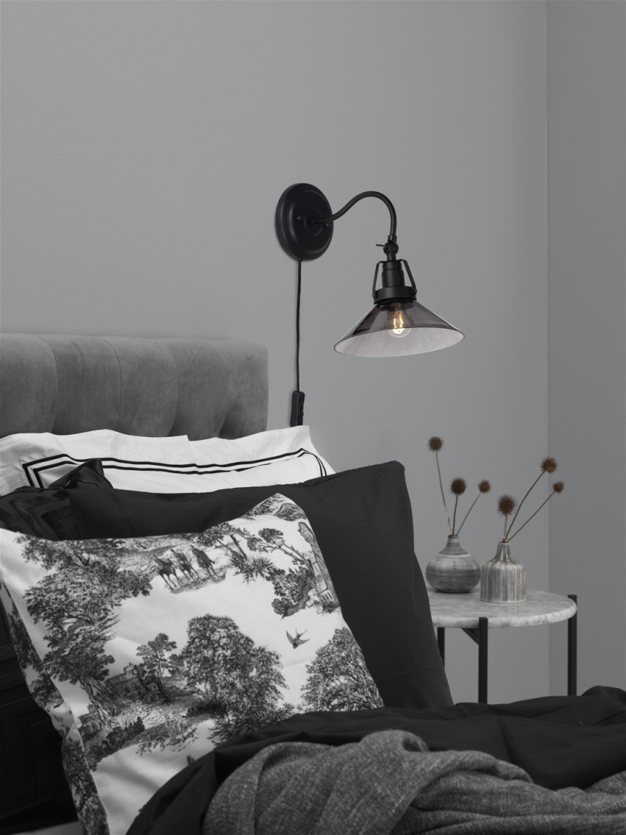 Skomakerlampe Ø20 Svart vegglampe Fra Cottex - Kombinasjonen av svart metall og r&oslash;kt glass skaper en eleganse og gir fin lysspredning.