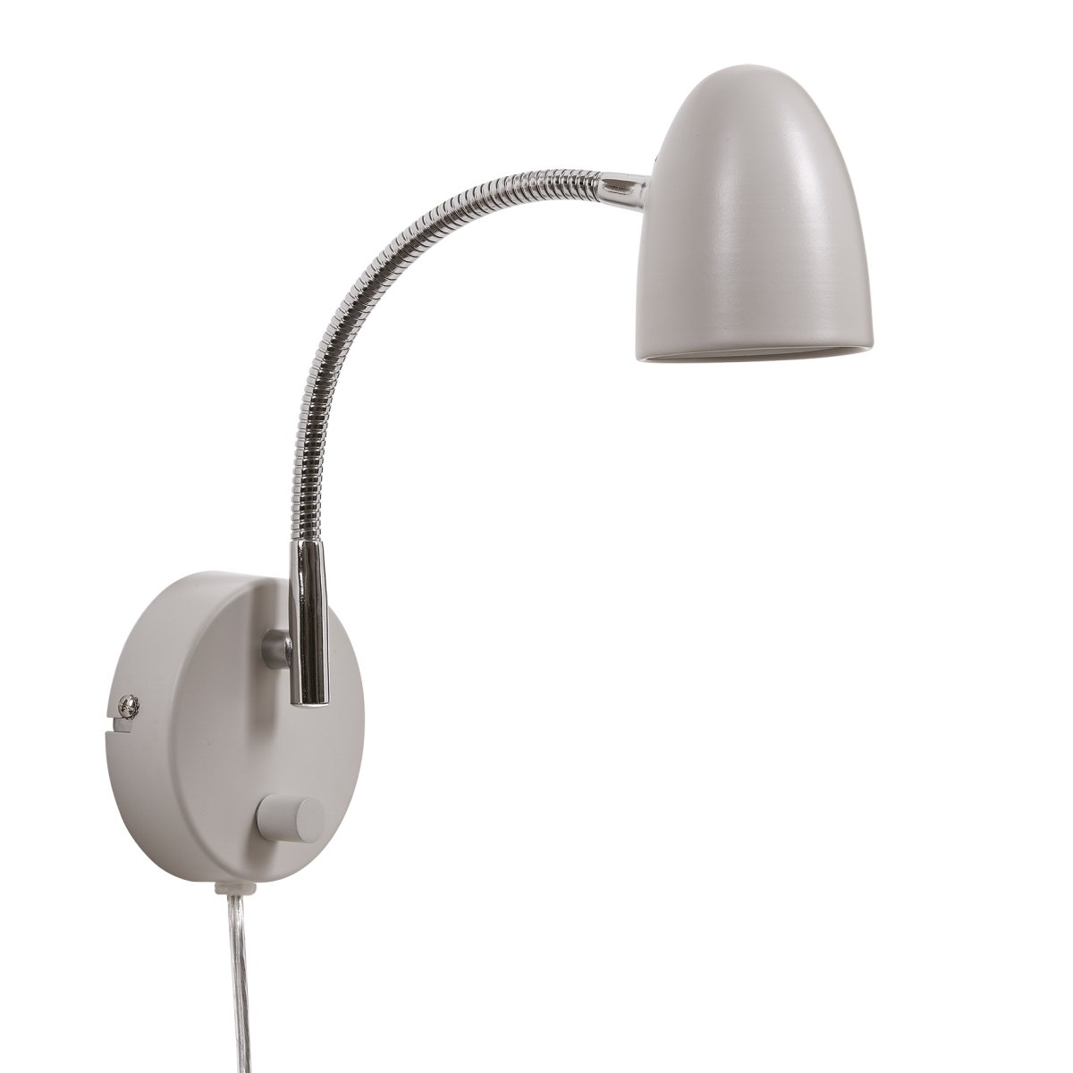 Koster Sand leselampe Fra Armaturhantverk - Denne moderne vegglampen kombinerer en stilig sandfarget skjerm med kromdetaljer for en elegant og funksjonell design.