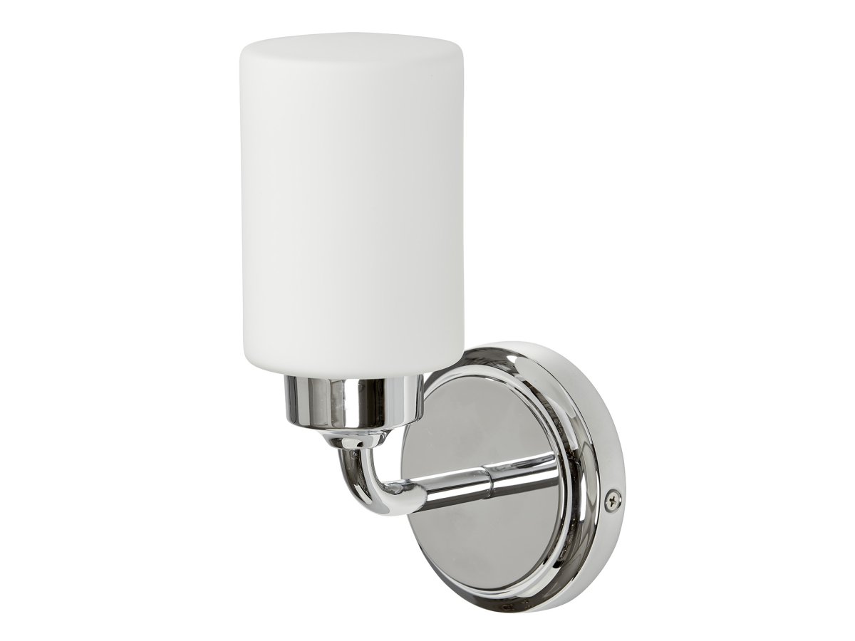 Boda 22cm Krom baderomslampe Fra Armaturhantverk - Med sine kromdetaljer og hvite glasskuppel sprer den et mykt og behagelig lys som er perfekt for speilbelysning eller generell belysning.