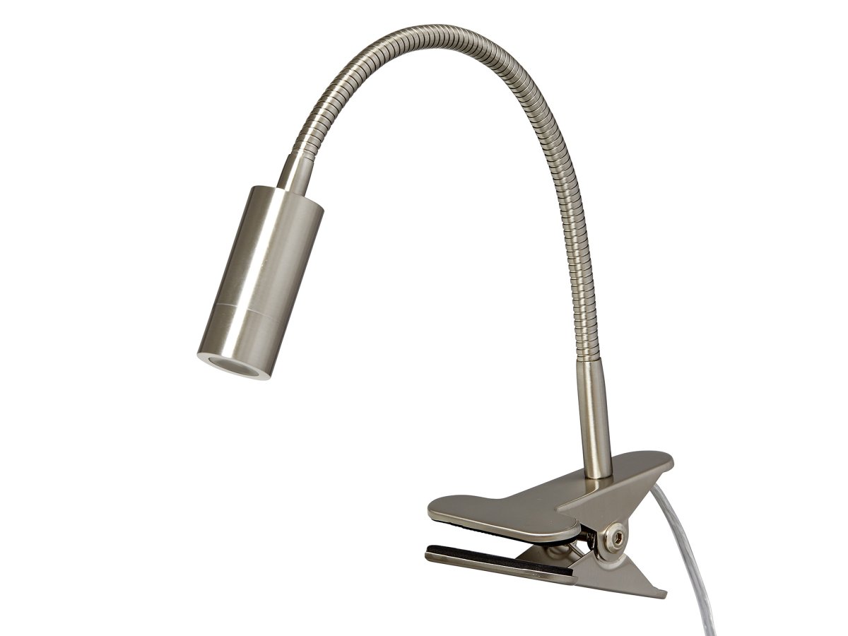 Arholma Nikkel klemmelampe Fra Armaturhantverk - Den justerbare armen lar deg rette lyset n&oslash;yaktig, noe som gj&oslash;r lampen ideell for lesing, arbeid eller som ekstra belysning ved sengen eller skrivebordet.