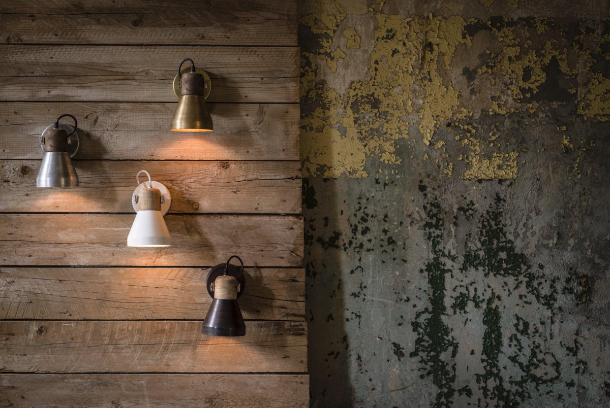 Ashby Ø15 Gull vegglampe Fra PR Home - V&aring;r fantastiske Ashby-serie best&aring;r av vegglamper, bordlamper og enkle og doble taklamper.