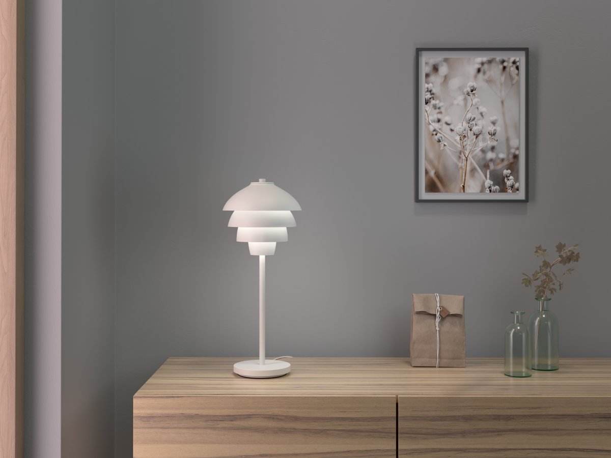 Valencia 40cm Matt hvit bordlampe Fra - Valencia er inspirert av &aring; henge opp drueklaser med kromtopp som stilk.