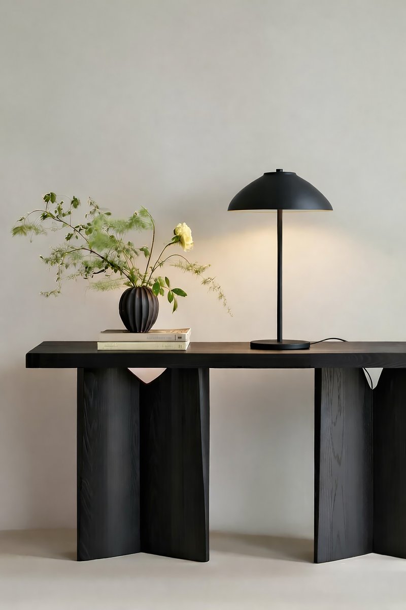 Vali 40cm Svart bordlampe Fra Belid - Den brede skjermen retter lyset nedover og skaper en klar lyssone som gir rommet b&aring;de struktur og atmosf&aelig;re.