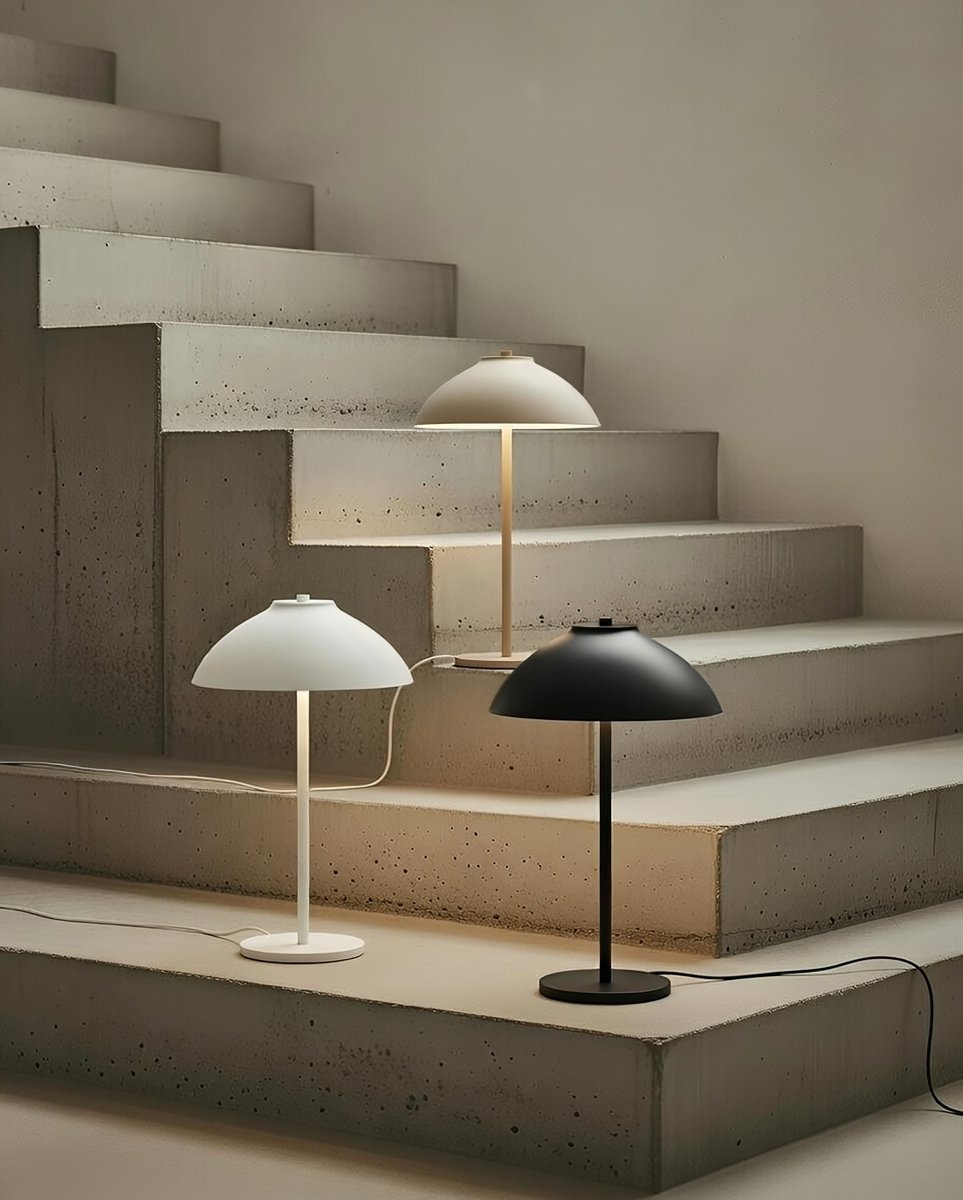 Vali 40cm Svart bordlampe Fra Belid - Den brede skjermen retter lyset nedover og skaper en klar lyssone som gir rommet b&aring;de struktur og atmosf&aelig;re.