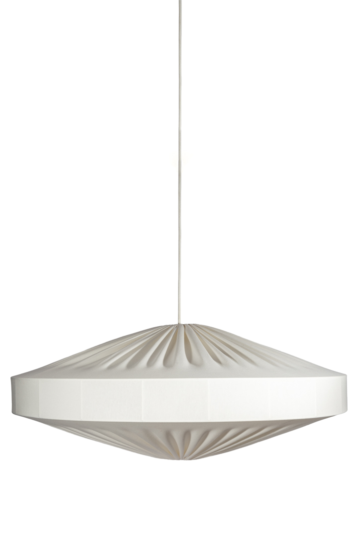 Alba Skjerm Ekskl. Oppheng Ø78 Hvit Taklampe Fra Alde & Lind - Alba er en myk og dekorativ lampeskjerm med metallramme og hvitt tekstil i elastisk jersey.