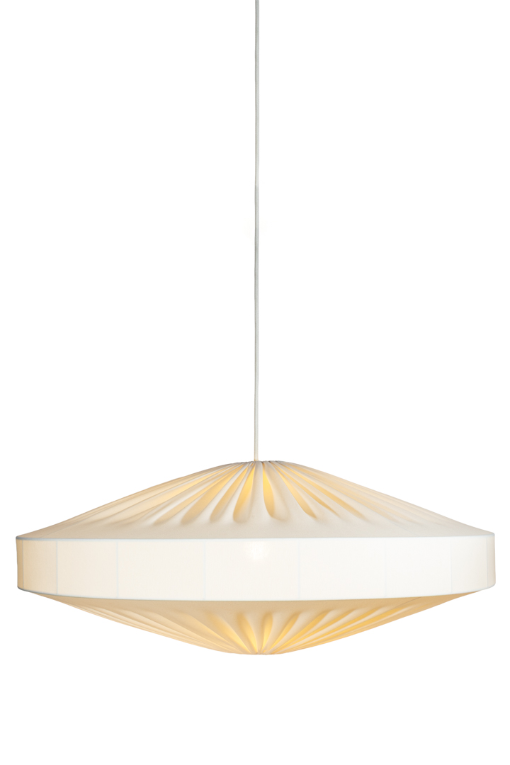 Alba Skjerm Ekskl. Oppheng Ø78 Hvit Taklampe Fra Alde & Lind - Alba er en myk og dekorativ lampeskjerm med metallramme og hvitt tekstil i elastisk jersey.