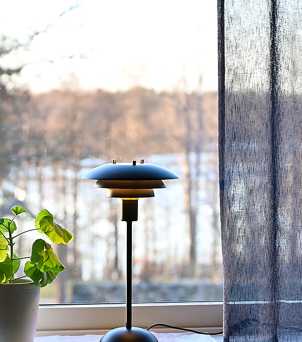 Epsilon 37cm Svart bordlampe Fra Aneta Lighting - Detaljer i krom og matt messing medfølger, søm; du kan selv velge hvilken som passer best i ditt hjem.
