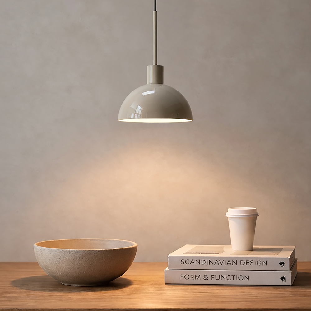 Vienda Ø20 Beige Taklampe Fra Herstal - Vienda er en stilig pendellampe i metall med en myk beige farge og tidl&oslash;st design.