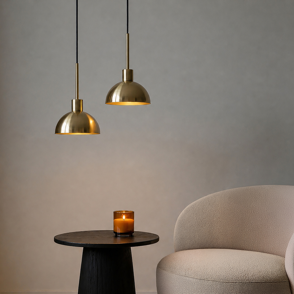 Vienda Ø20 Messing Taklampe Fra Herstal - Vienda er en stilig pendellampe i metall med sateng messingfinish og tidl&oslash;st design.