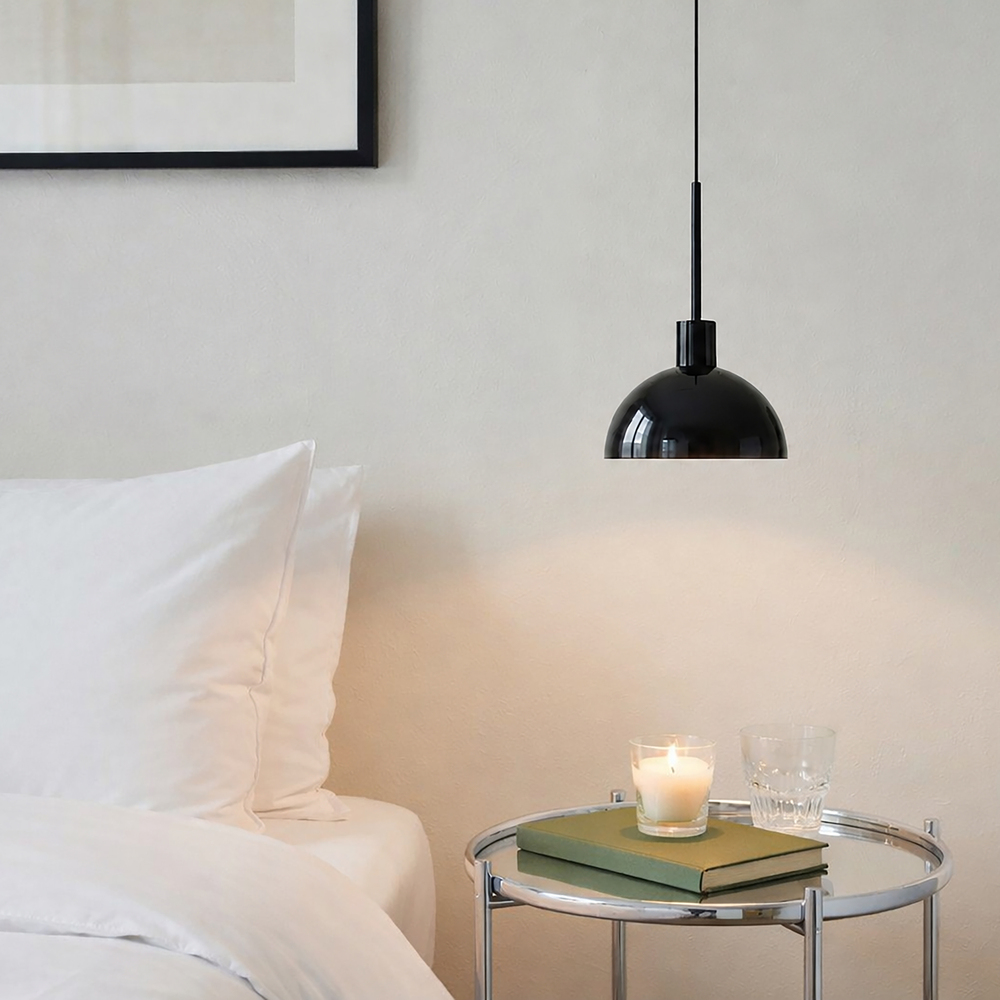 Vienda Ø20 Svart Taklampe Fra Herstal - Vienda er en stilig pendellampe i metall med blank sort farge og tidl&oslash;st design.