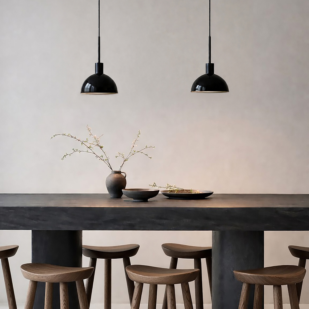 Vienda Ø20 Svart Taklampe Fra Herstal - Vienda er en stilig pendellampe i metall med blank sort farge og tidl&oslash;st design.