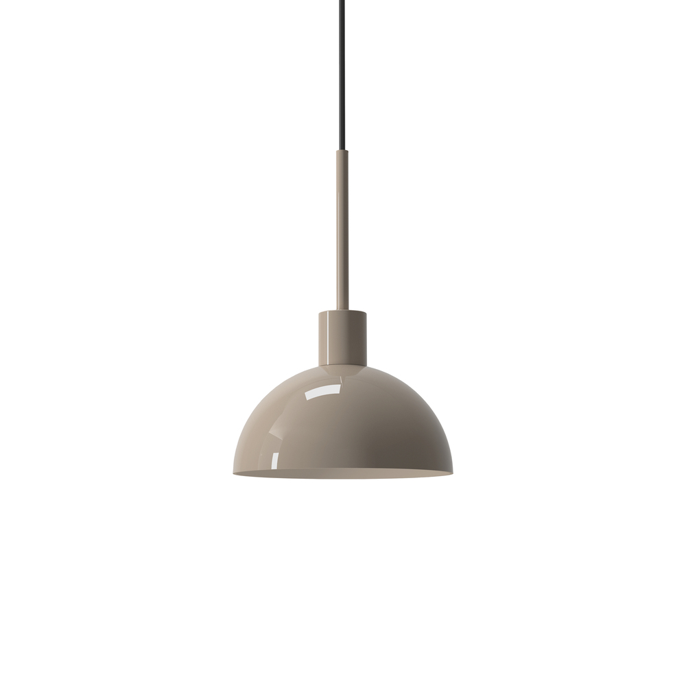 Vienda Ø20 Beige Taklampe Fra Herstal - Vienda er en stilig pendellampe i metall med en myk beige farge og tidl&oslash;st design.