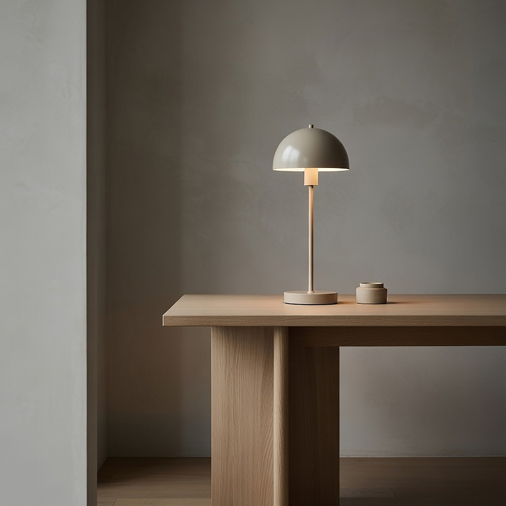 Vienda 48cm Beige bordlampe Fra Herstal - Vienda bordlampe med sitt klassiske og elegante design, gj&oslash;r at lampen kan brukes i hjemmet i mange &aring;r.