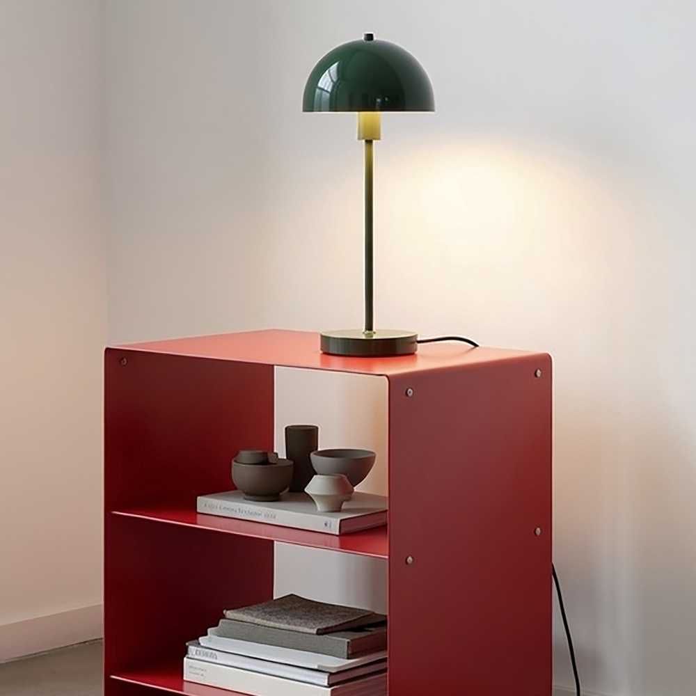 Vienda 48cm eikebladgrønt bordlampe Fra Herstal - Lampen passer like godt i stuen som p&aring; soverommet og bidrar til en stilig og varm f&oslash;lelse.