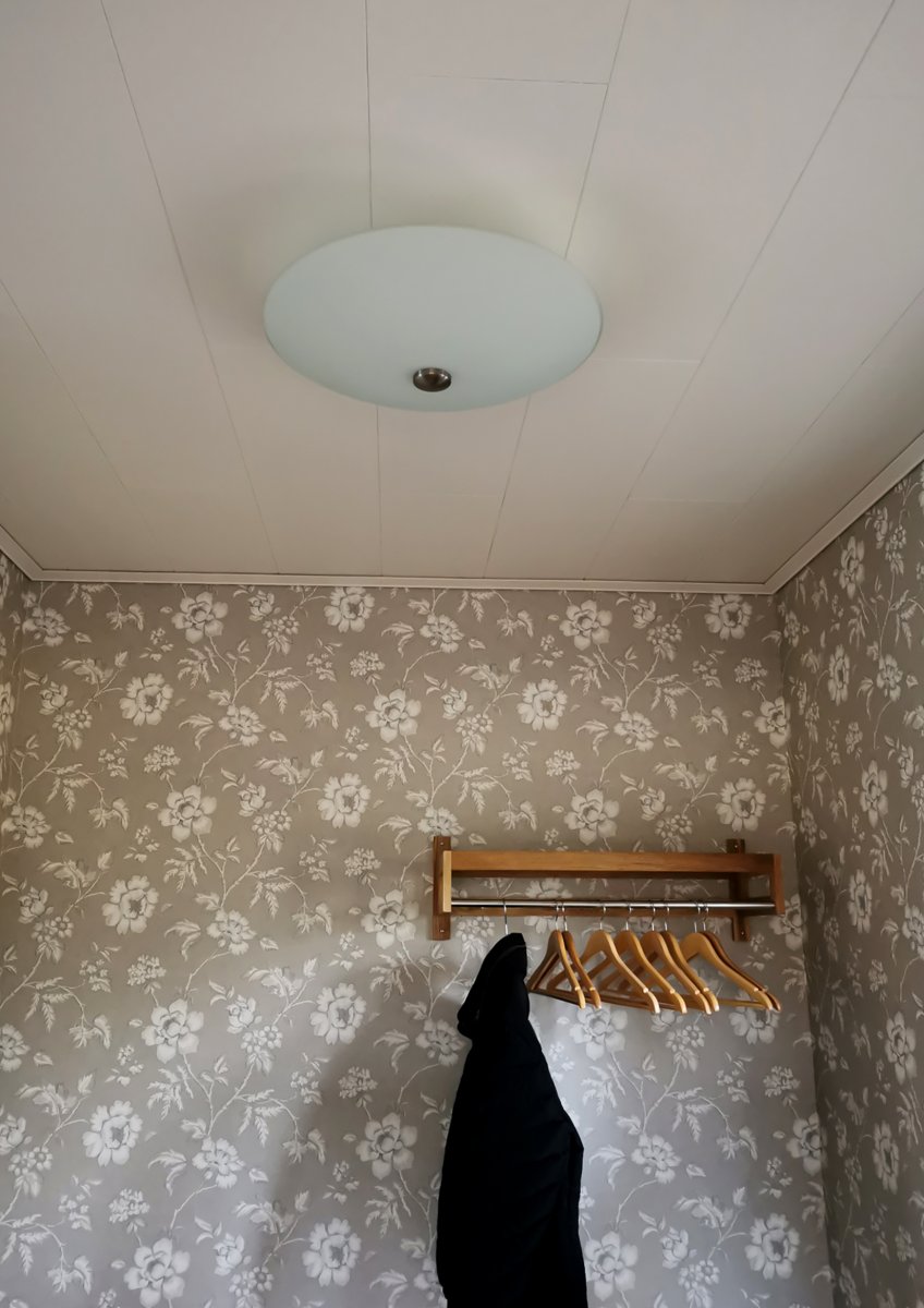 Iglo Ø42 Hvit plafond Fra Aneta Lighting - Skjermen er lett skjoldformet og med detaljene i metall passer den inn i alle interiører takket være sin tidløse design.
