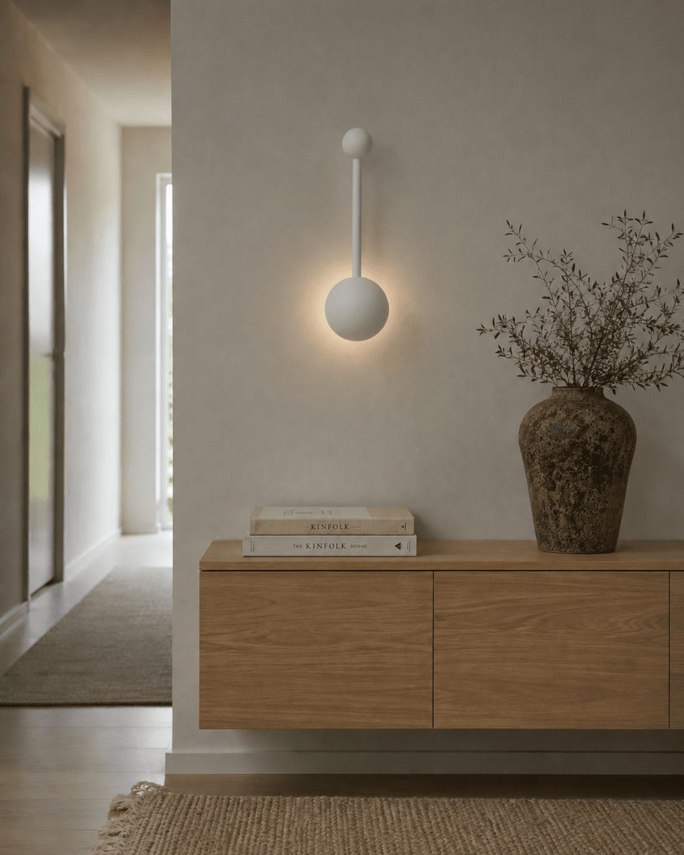 Alba long LED 30cm Hvit Fra Lampan - Gi interi&oslash;ret et l&oslash;ft med den lange LED-vegglampen Alba en elegant og energieffektiv l&oslash;sning for moderne hjem og hotellmilj&oslash;er.