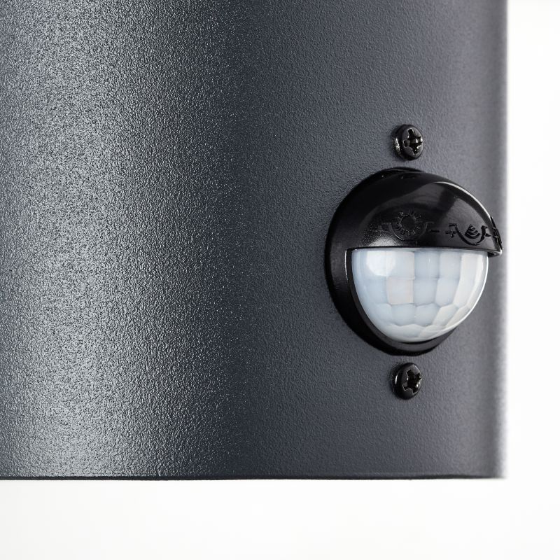 Aberdeen Antrasitt utendørslampe Fra Brilliant - Aberdeen er en allsidig vegglampe som kan brukes b&aring;de dekorativt for &aring; fremheve husfasaden og funksjonelt for &aring; &oslash;ke sikkerheten langs gangveier og inngangspartier.