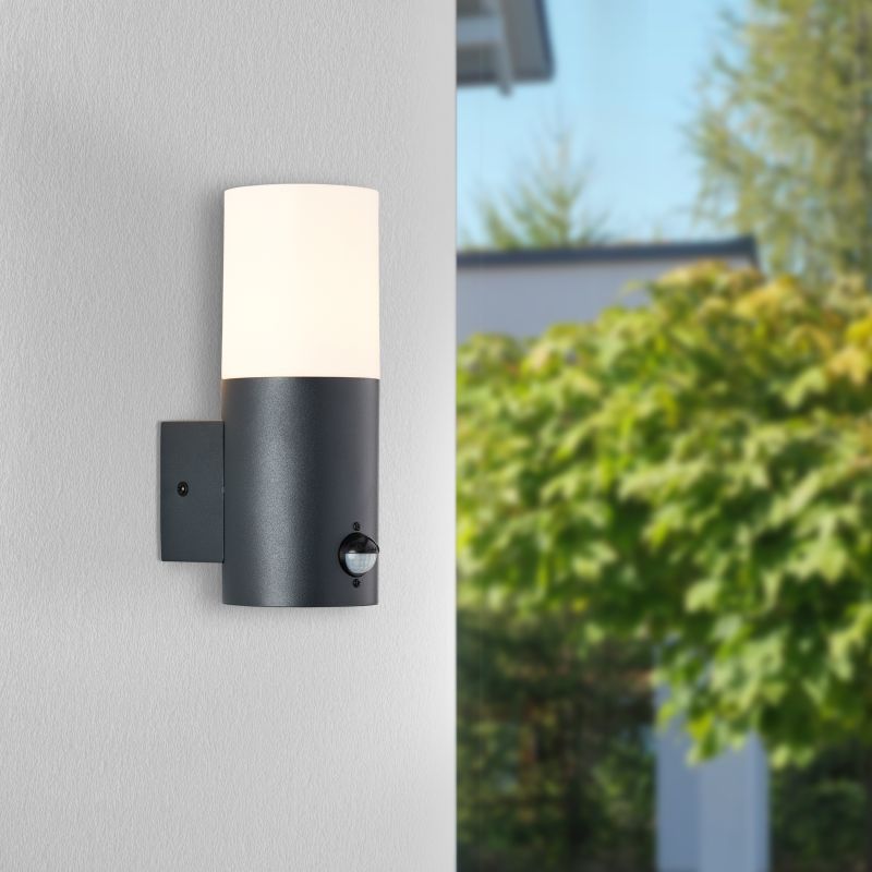 Aberdeen Antrasitt utendørslampe Fra Brilliant - Aberdeen er en allsidig vegglampe som kan brukes b&aring;de dekorativt for &aring; fremheve husfasaden og funksjonelt for &aring; &oslash;ke sikkerheten langs gangveier og inngangspartier.