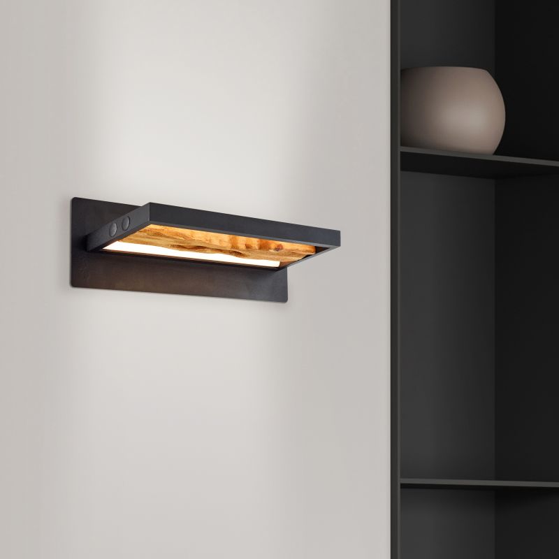 Chaumont 35cm Tre vegglampe Fra Brilliant - Den passer like godt i stue og soverom som i gangen og sprer en varm og hjemmekoselig følelse.