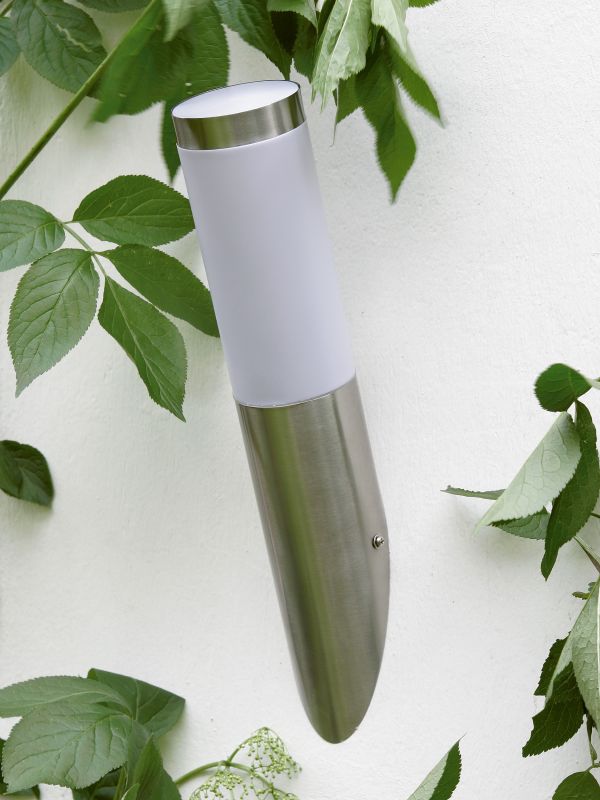 Chorus Stål utendørslampe Fra Brilliant - Chorus vegglampe er en allsidig lampe som kan brukes b&aring;de dekorativt for &aring; gi fasaden et l&oslash;ft og funksjonelt for &aring; lyse opp ganger og inngangspartier.