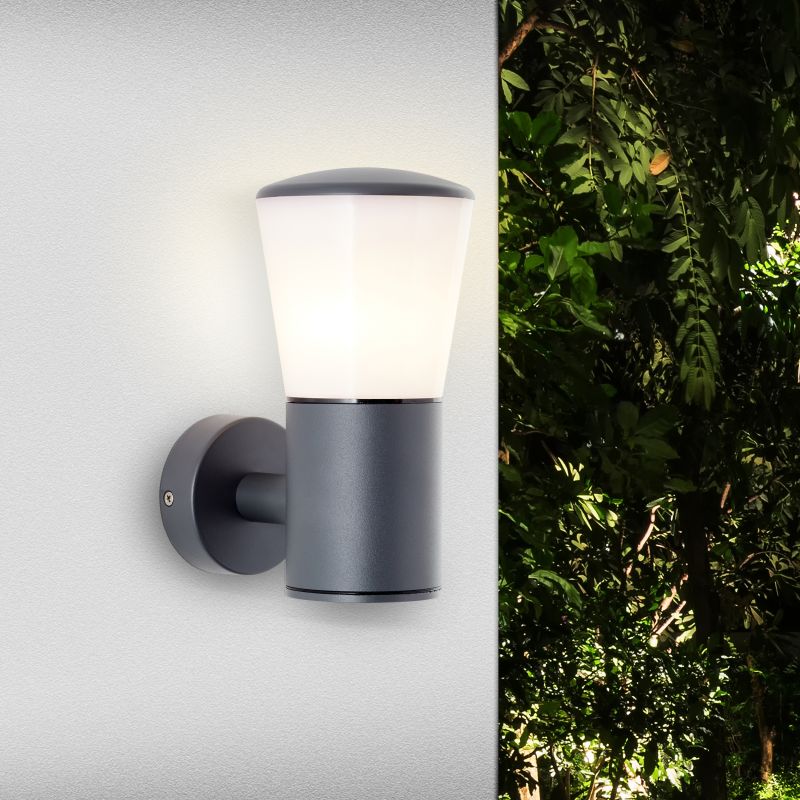 Cliffi Antrasitt utendørslampe Fra Brilliant - Cliffi er en allsidig vegglampe som kan brukes både dekorativt på fasaden og til å skape trygg belysning langs gangveier og innkjørsler.