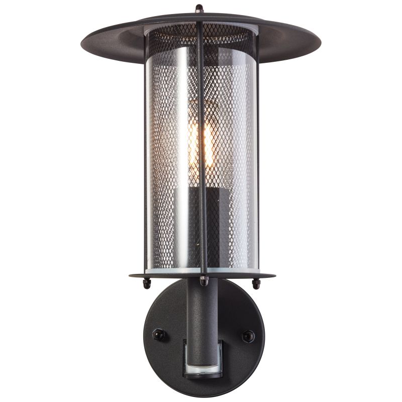 Detroit Svart utendørslampe Fra Brilliant - Lampen er utstyrt med en integrert bevegelsessensor som automatisk slår på lyset når det er behov for det, og bidrar til både komfort og sikkerhet.
