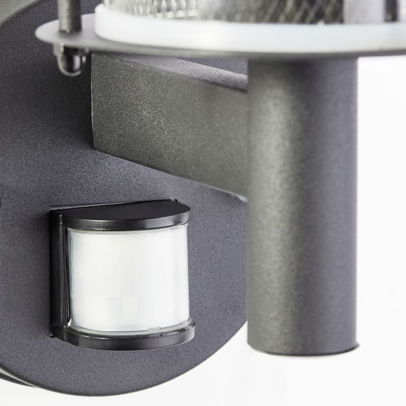 Detroit Svart utendørslampe Fra Brilliant - Lampen er utstyrt med en integrert bevegelsessensor som automatisk slår på lyset når det er behov for det, og bidrar til både komfort og sikkerhet.