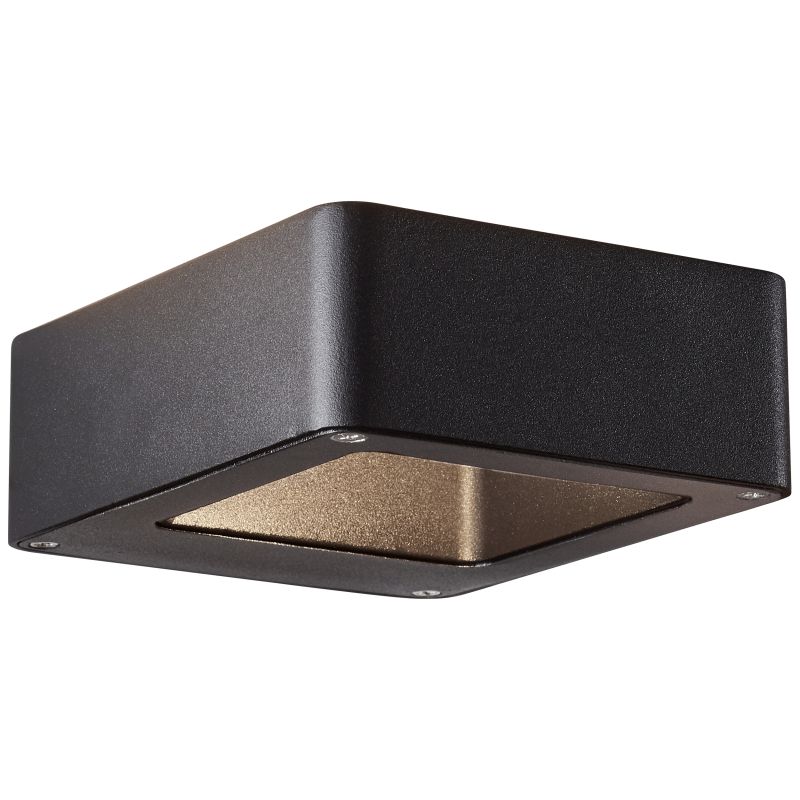 Golda Svart utendørslampe Fra Brilliant - Den fungerer som både praktisk og dekorativ belysning for husfasaden med lys som sprer seg opp og ned langs veggen.