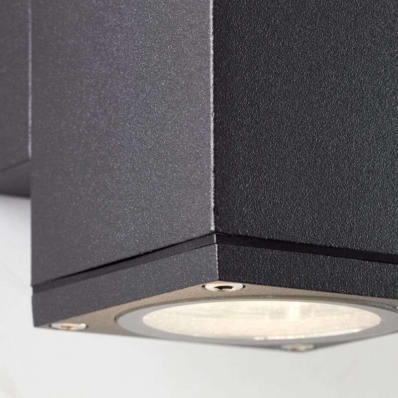 Hally Antrasitt utendørslampe Fra Brilliant - Denne vegglampen er både dekorativ og funksjonell og gir trygg belysning ved inngangspartiet i de mørke timene på dagen.