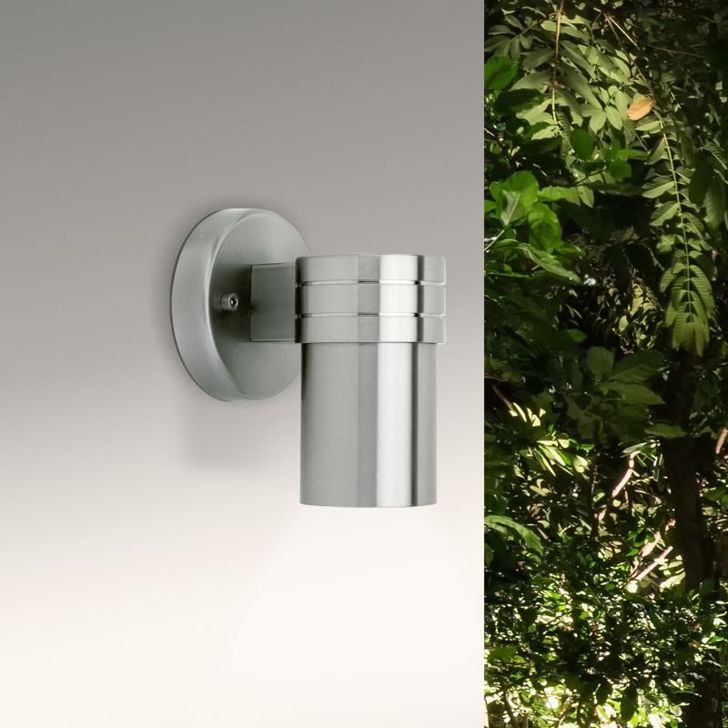 Hanni Stål utendørslampe Fra Brilliant - Hanni utendørslampe er designet for dekorativ belysning og forvandler en enkel fasade til et imponerende spill av lys og skygge.