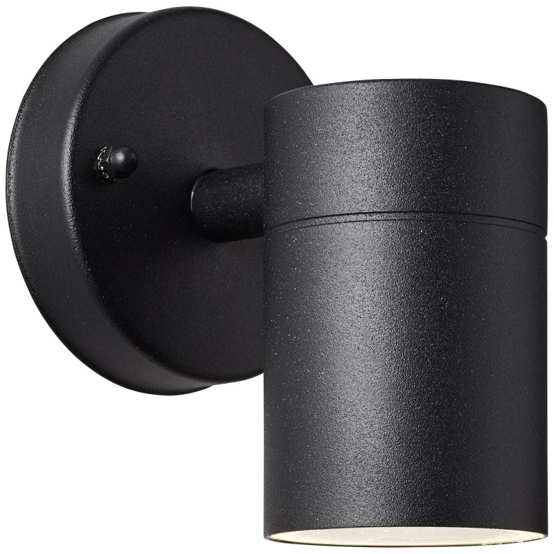 Jandy Svart utendørslampe Fra Brilliant - Denne vegglampen er b&aring;de dekorativ og funksjonell og gir et innbydende lys n&aring;r m&oslash;rket faller p&aring;.