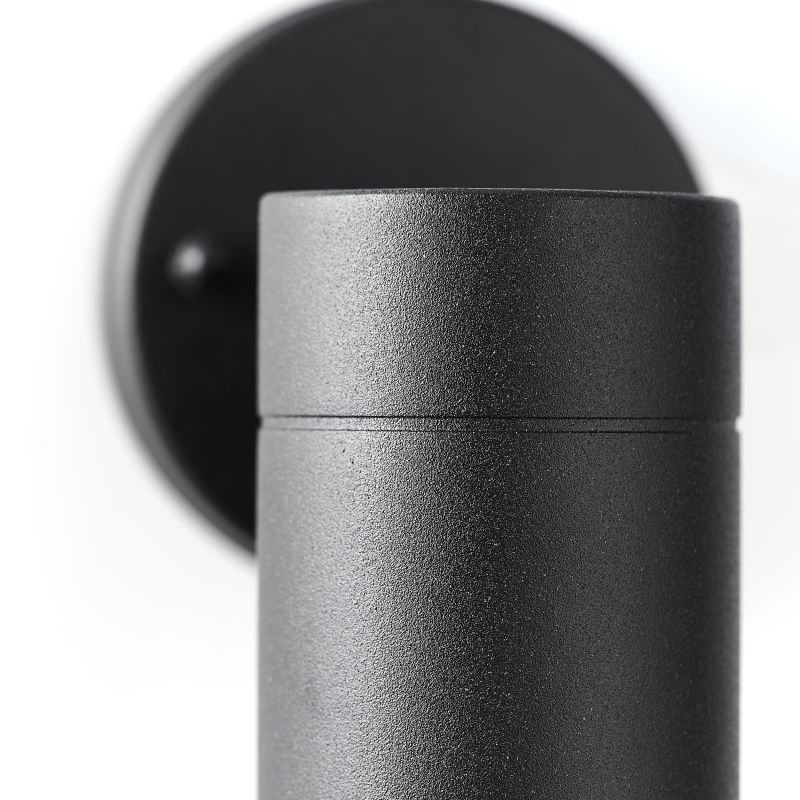 Jandy Svart utendørslampe Fra Brilliant - Denne vegglampen er b&aring;de dekorativ og funksjonell og gir et innbydende lys n&aring;r m&oslash;rket faller p&aring;.