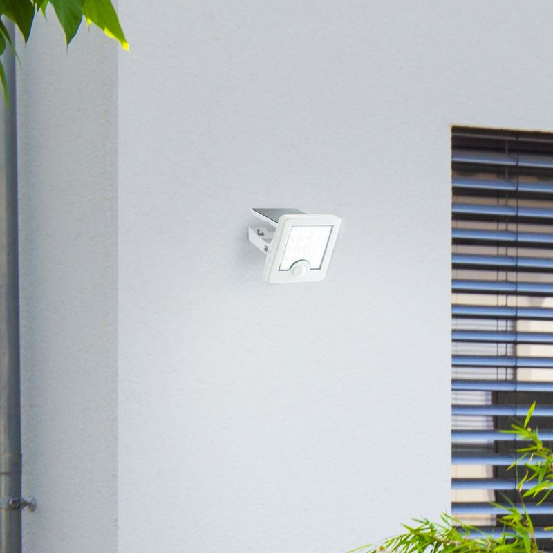 Luton Hvit solcellelampe Fra Brilliant - Med en IP65-klassifisering er den v&aelig;rbestandig og gir p&aring;litelig lys hele &aring;ret.